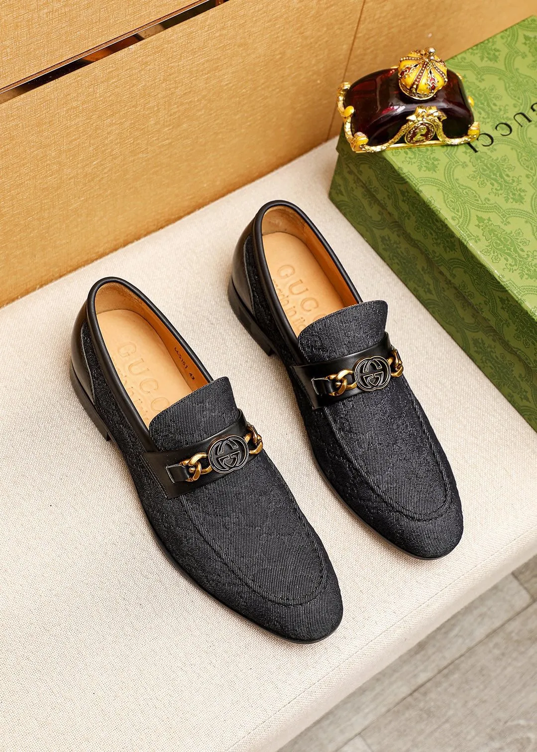 Men's shoes 💰462 💐 Product trademark: GUCCI "Gucci" casual leather shoes Regular size: 38-44 (45.46.47🉑️Customized) Product materials: Selected imported first-layer fabric upper + luxury hardware buckle, imported cowhide leather lining. Strong three-dimensional visual effect, original outsole Color: 3⃣️colors available